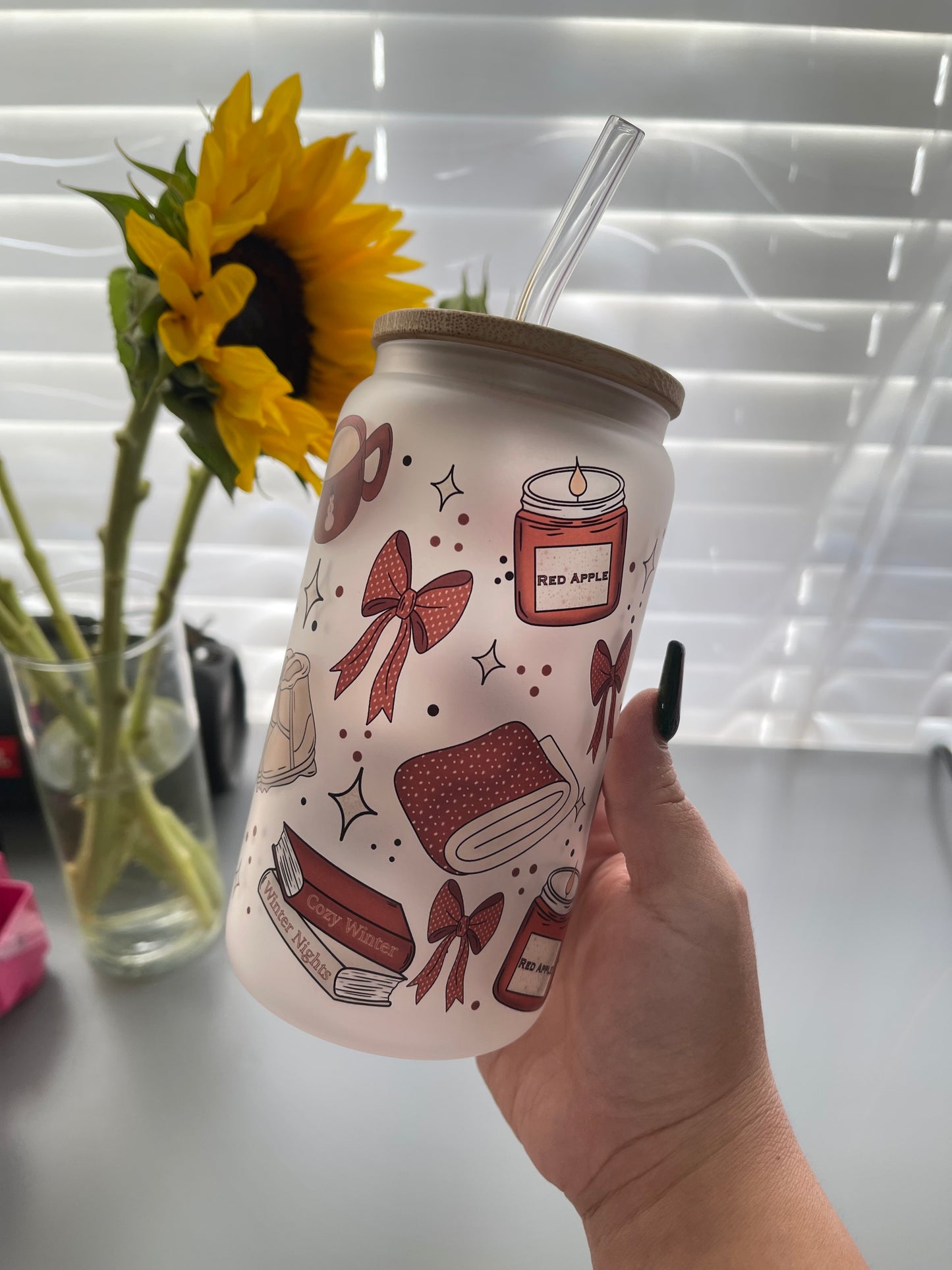 Cozy winter & books glass cup with bamboo lid & straw